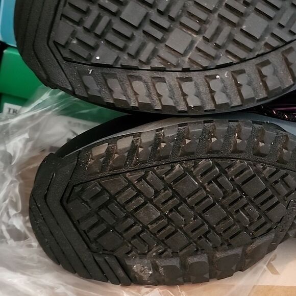 New Balance comp toe slip resistant size 9.5 tried on once - Picture 8 of 8